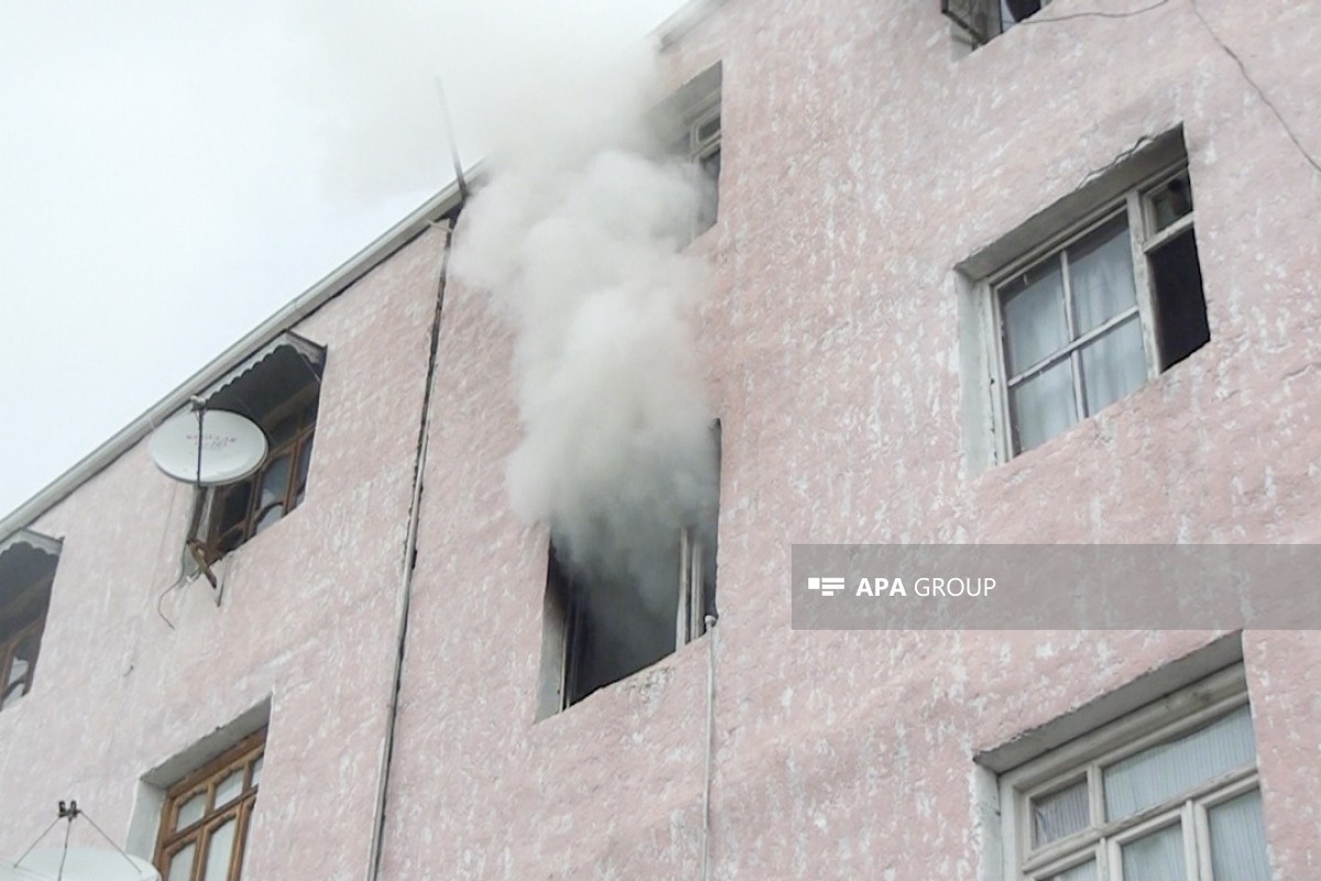 В жилом доме в Баку начался пожар