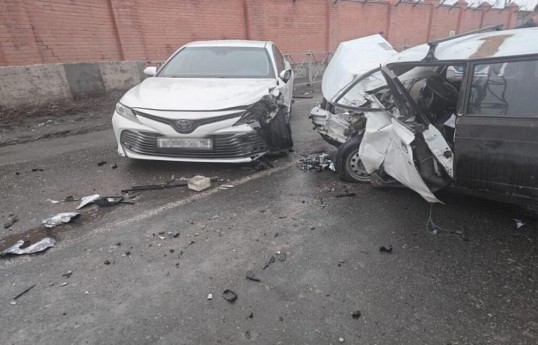 В Шеки столкнулись два автомобиля, пострадали четыре члена одной семьи