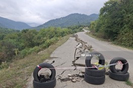 На северо-востоке Азербайджана на автодороге произошел оползень