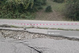 На северо-востоке Азербайджана на автодороге произошел оползень