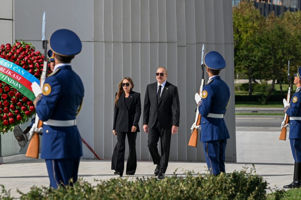 Президент и первая леди в связи с Днём памяти посетили Парк Победы в Баку