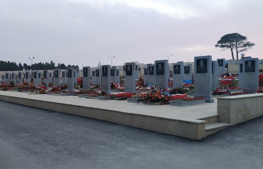Люди посещают Военно-мемориальное кладбище, чтобы почтить память шехидов Отечественной войны