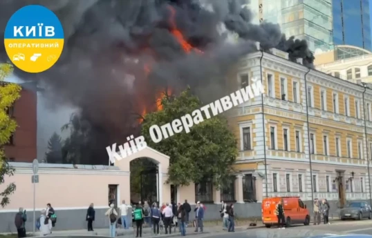 Российский дрон попал в здание Национальной академии наук Украины в Киеве, возник пожар-ВИДЕО 