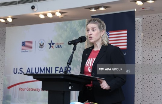 Временный поверенный в делах США Эми Карлон