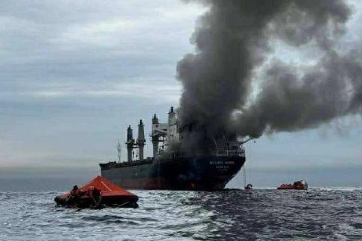 В Ормузском проливе нанесен удар по торговому судну, начался пожар