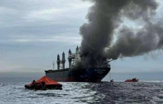 В Ормузском проливе нанесен удар по торговому судну, начался пожар