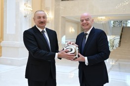 Президент Ильхам Алиев принял главу ФИФА