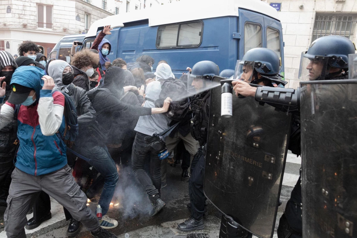 Во время протестов во Франции пострадали 76 человек