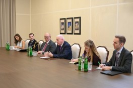 Президент Ильхам Алиев принял госминистра Великобритании по вопросам обороны